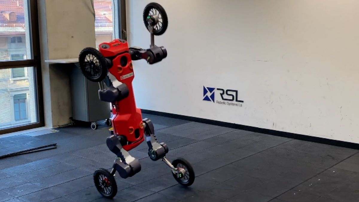 Švýcarský robot běhá po dvou i po čtyřech, ale také jezdí jako auto